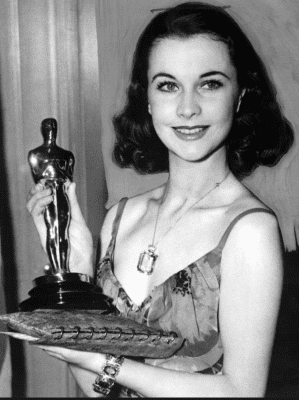 Vivian Leigh wearing emerald necklace at the Academy Awards